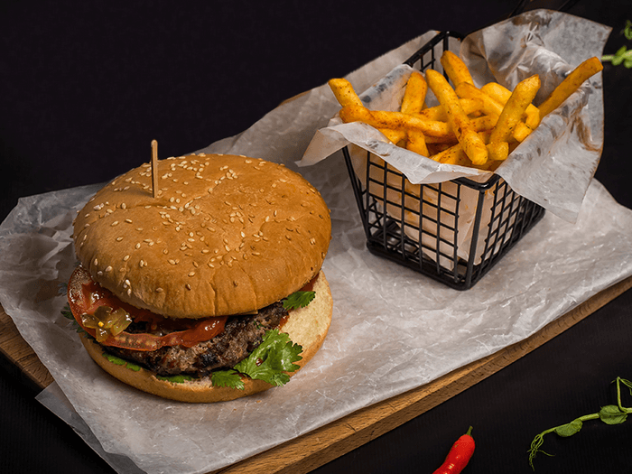 Чизбургер со свининой и картофелем фри